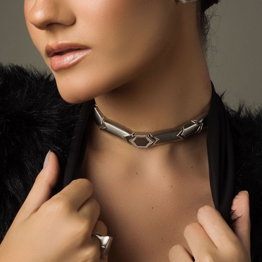 Choker Geometric Hexagonal Acetinado Com Zirconias Banho Diamante