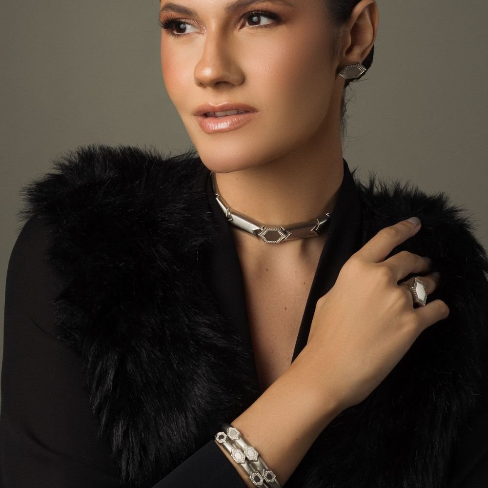Choker Geometric Hexagonal Acetinado Com Zirconias Banho Diamante