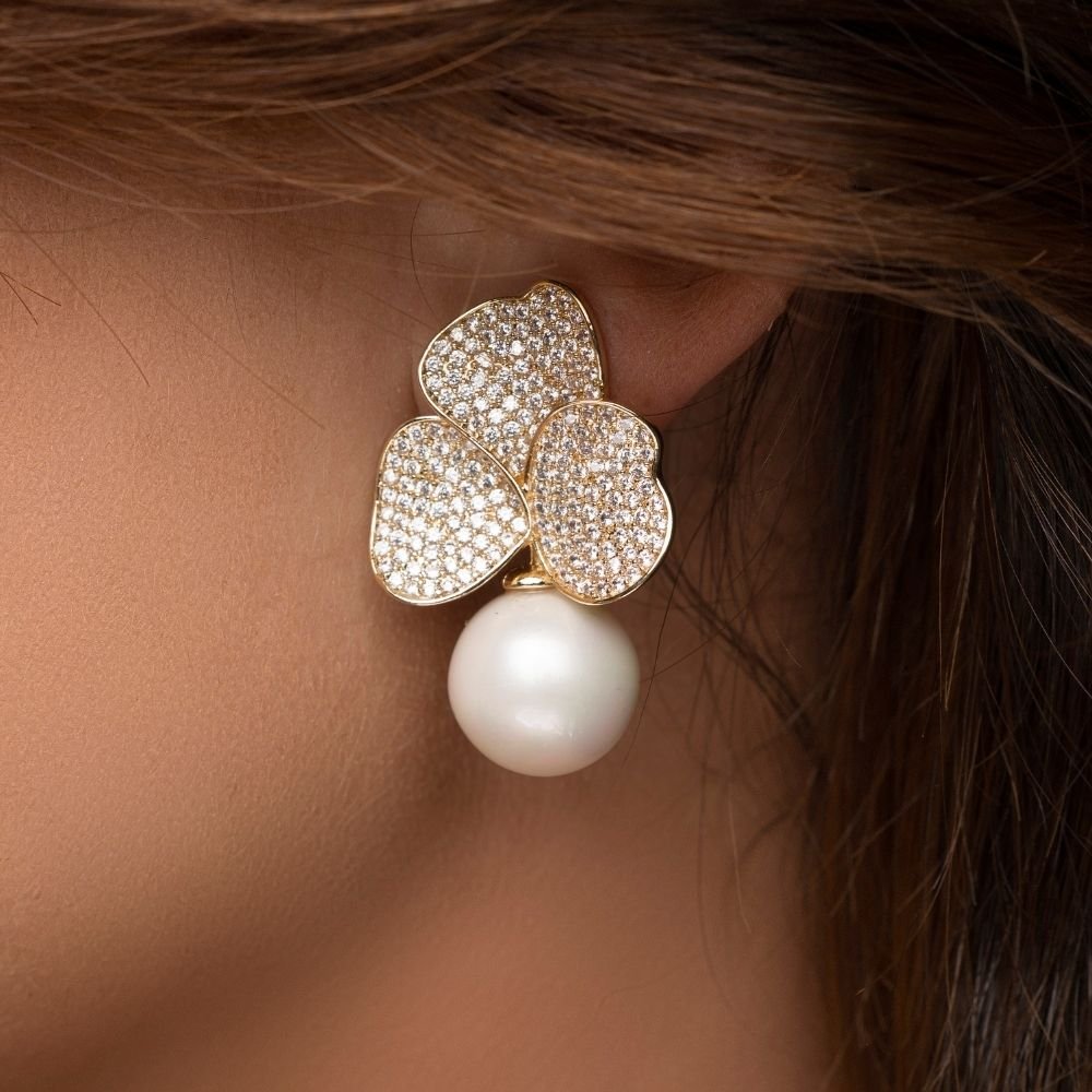 Brinco Essentials Orquidea Cravejada Perola Shell Banho Ouro 18k
