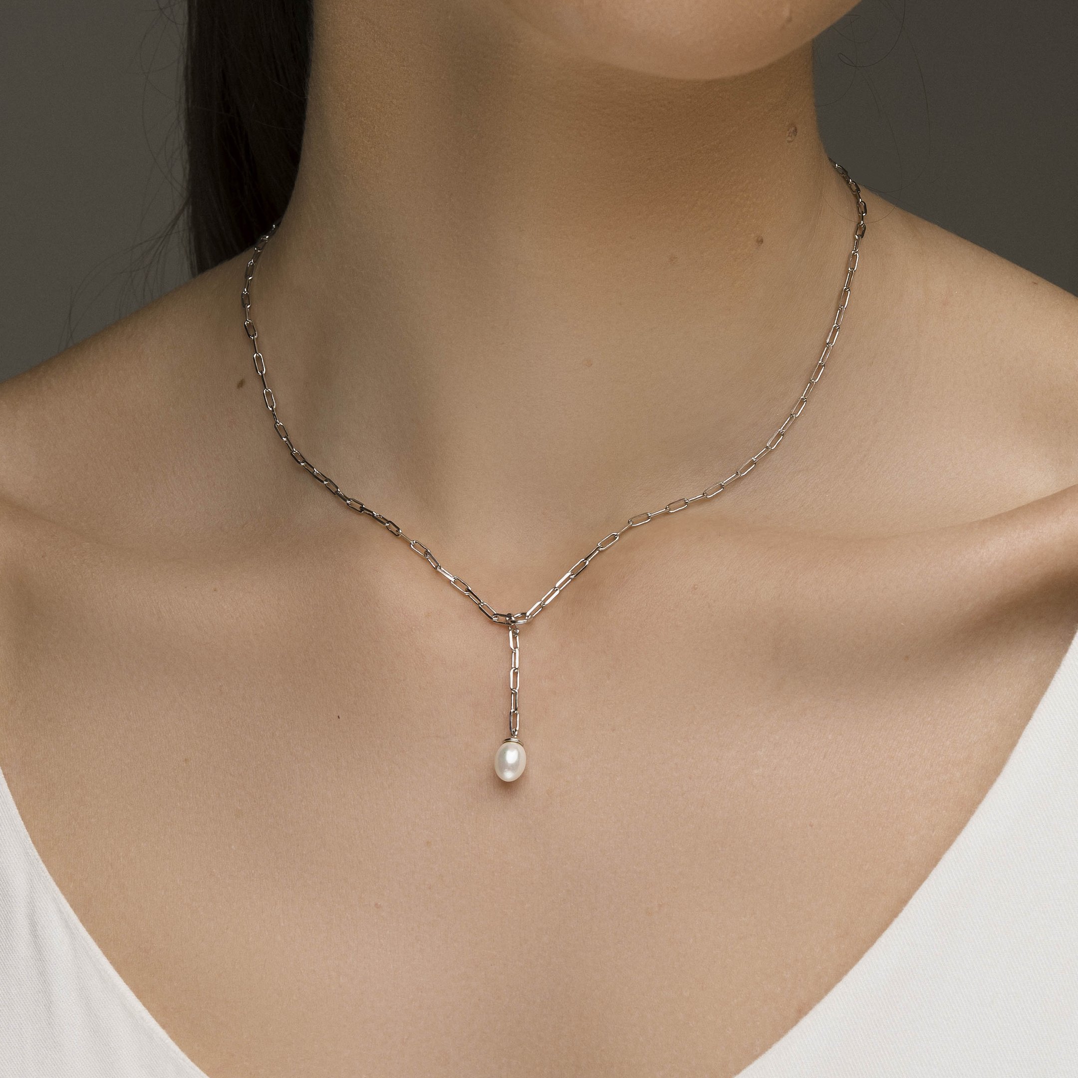 Colar Vita Aurea Elo Cartier Detalhe Perola Banho Rodio Branco