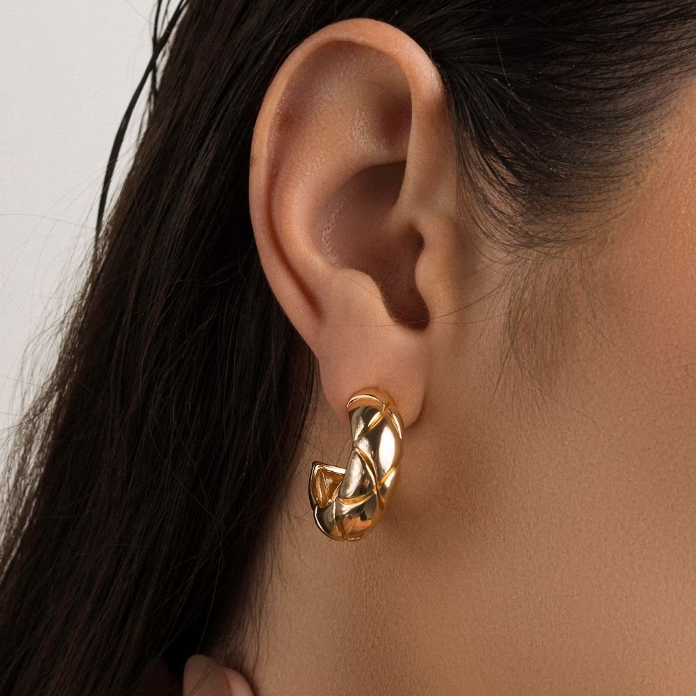 Brinco Vita Aurea Matelasse Inspiracao Channel (P) Banho Ouro 18k