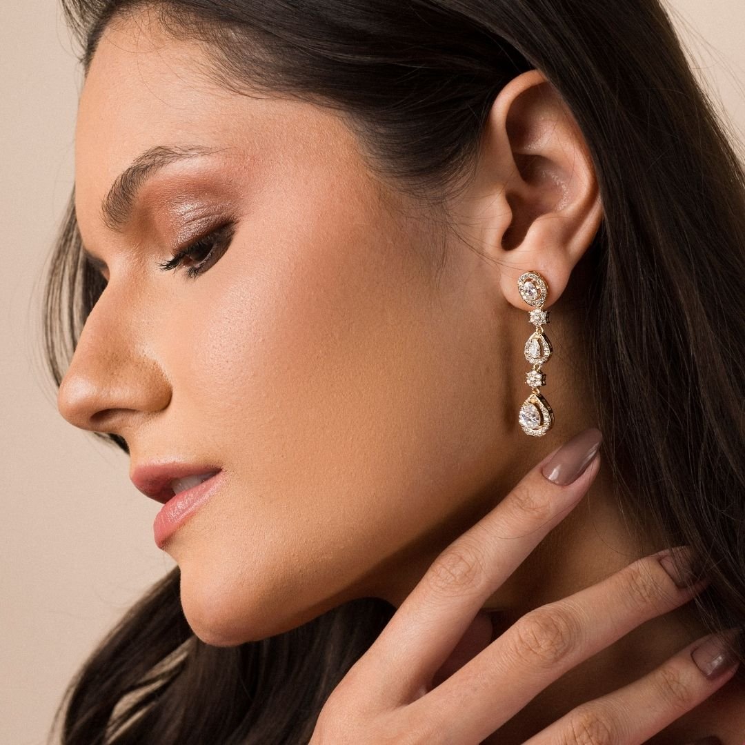 Brinco Plume Delicado Em Microzirconias Banho Ouro 18k