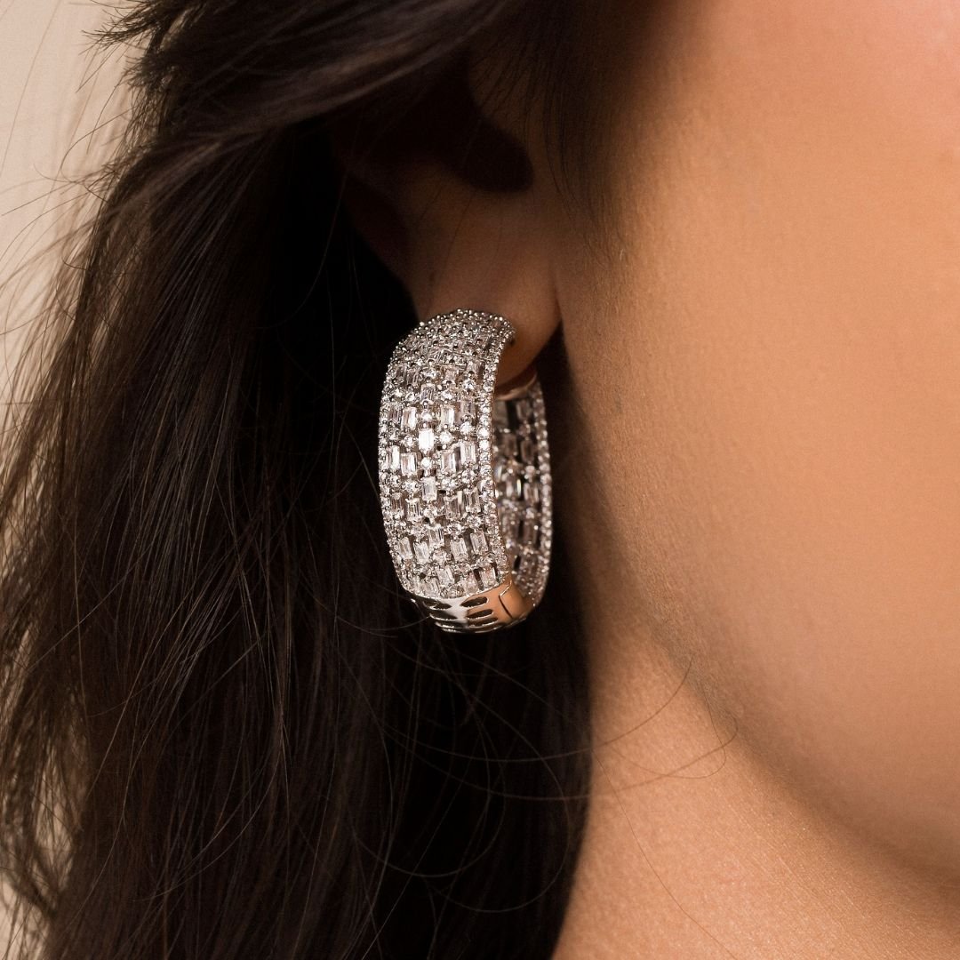 Brinco Plume Argola Toda Cravejada Zirconia Banho Rodio Branco