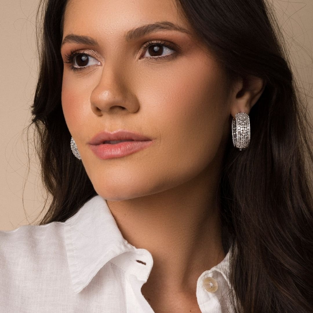 Brinco Plume Argola Toda Cravejada Zirconia Banho Rodio Branco