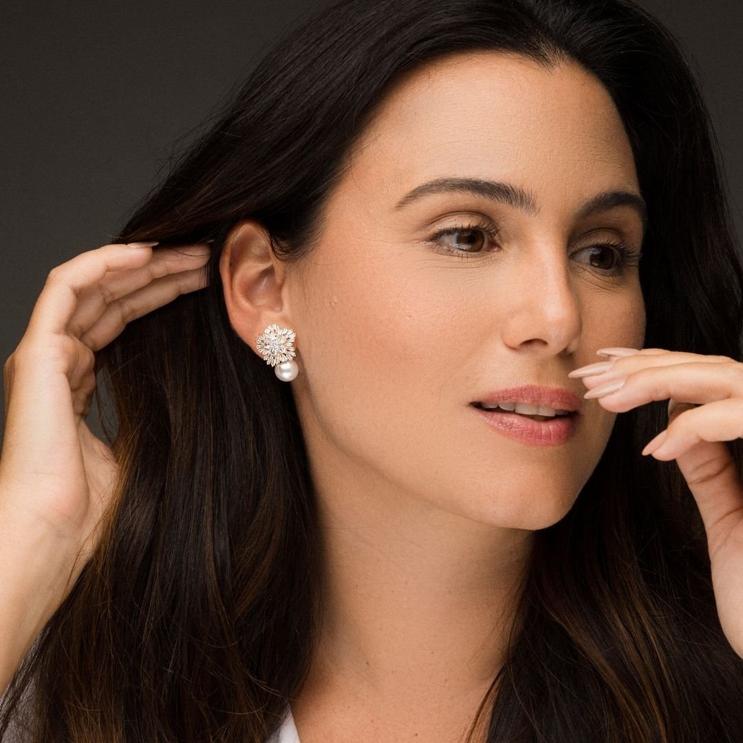 Brinco Classic Flor Zirconia Com Perola Banho Ouro 18k