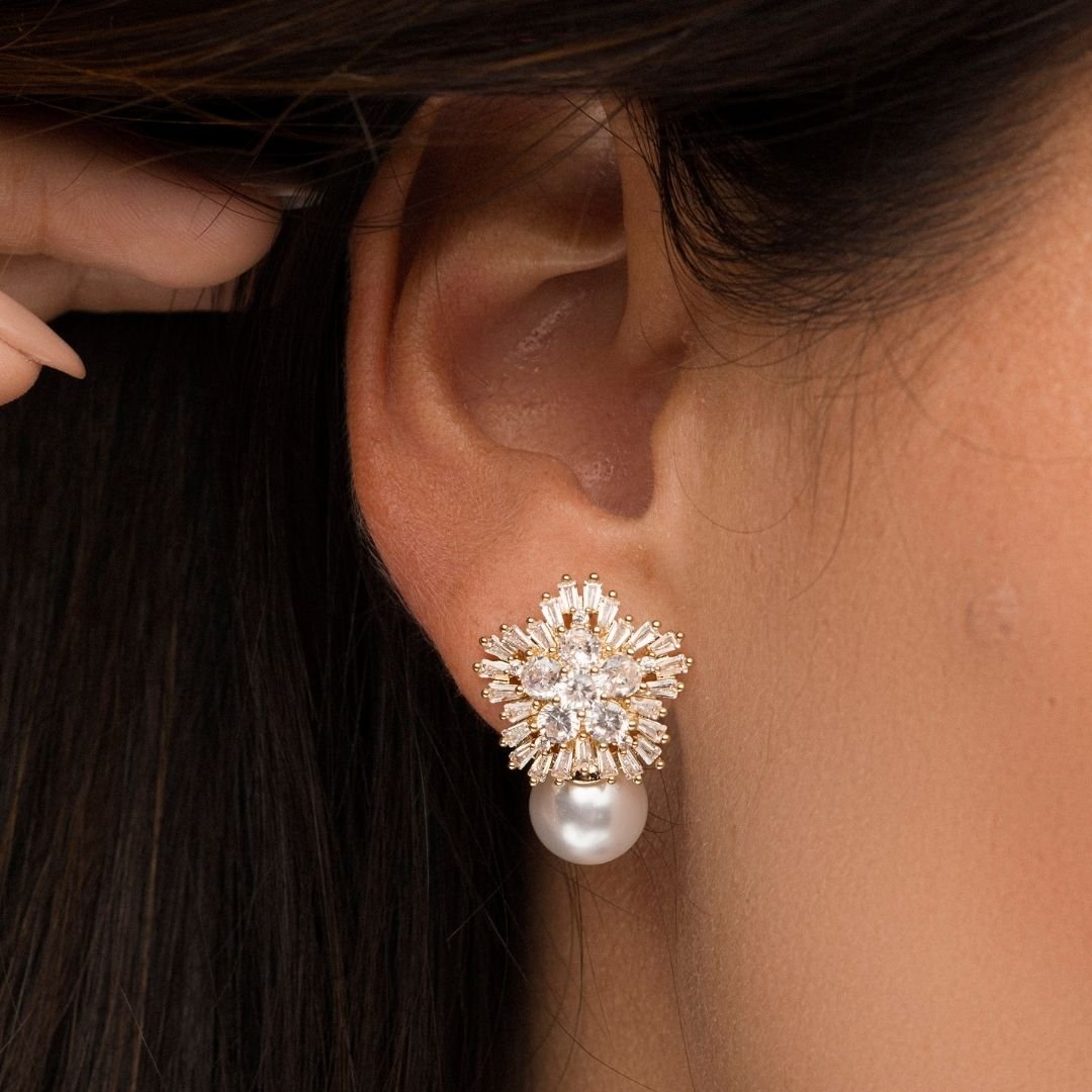 Brinco Classic Flor Zirconia Com Perola Banho Ouro 18k