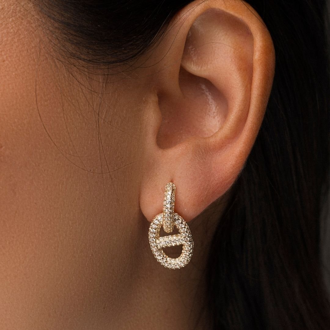 Brinco Classic Argola Com Elo Cravejado Banho Ouro 18k