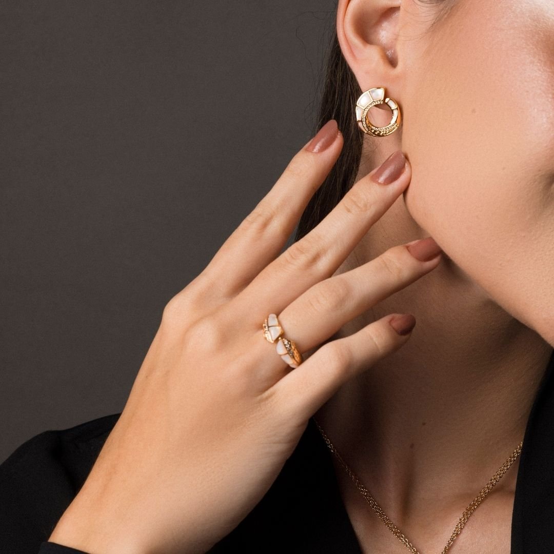 Conjunto Pilar Brinco + Anel Madreperola Banho Ouro 18k