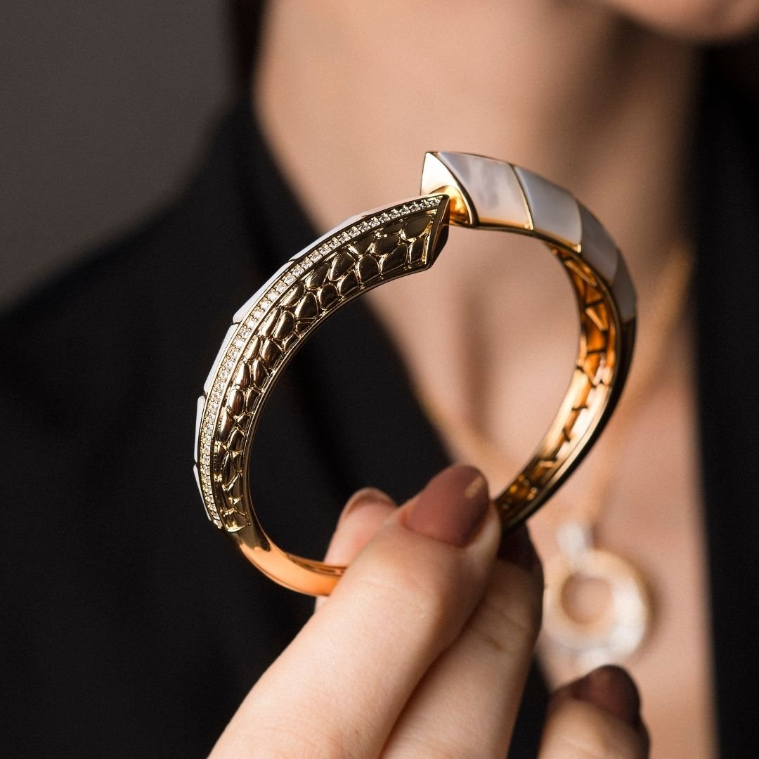 Bracelete Pilar Madreperola Cravejado Articulado Banho Ouro 18k