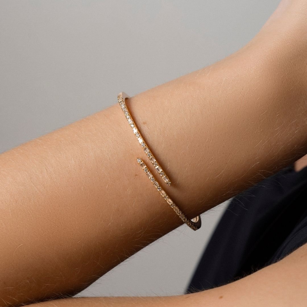 Bracelete Pilar Articulado Cravejado Em Zirconias Banho Ouro 18k