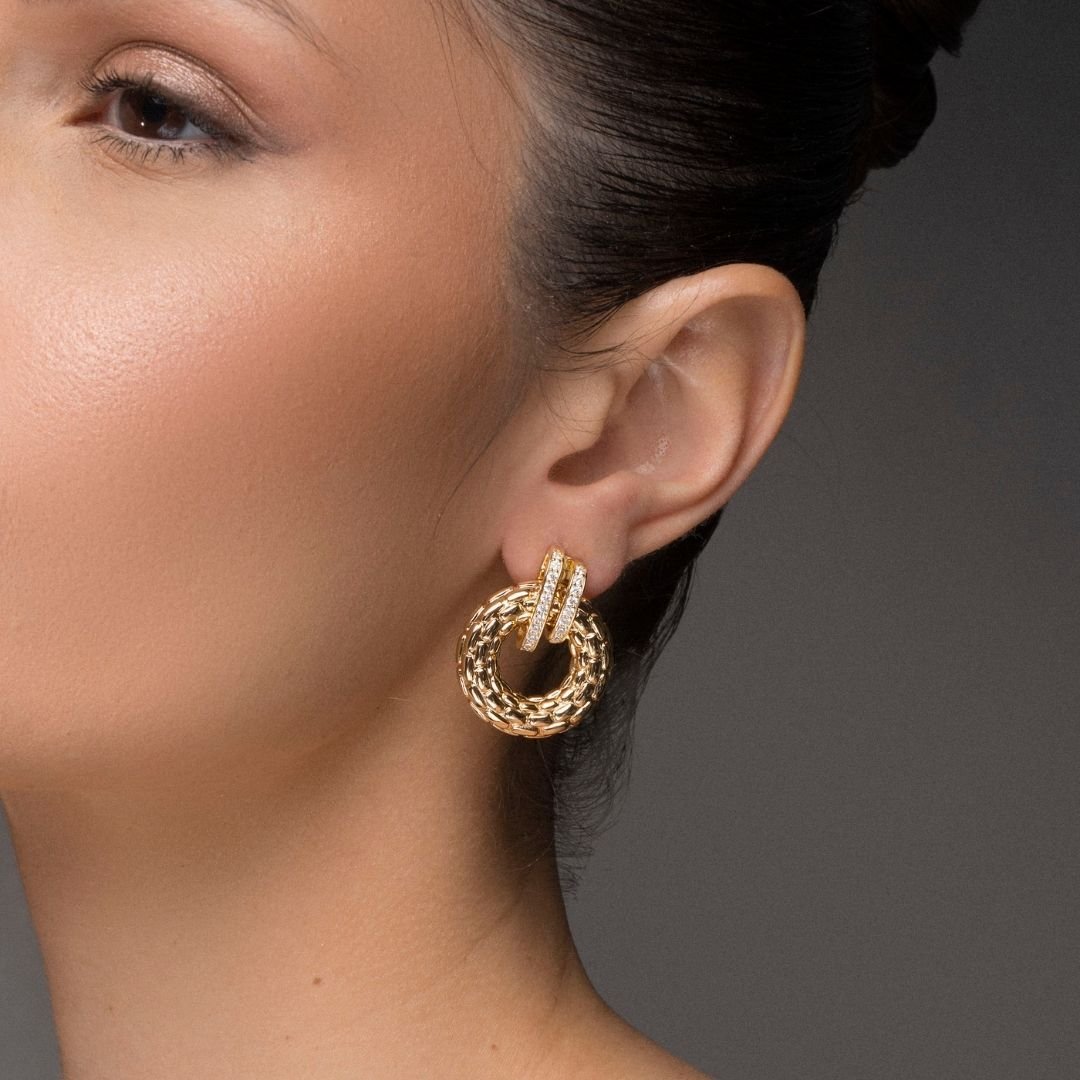 Brinco Singular Texturizado Com Zirconias Banho Ouro 18k