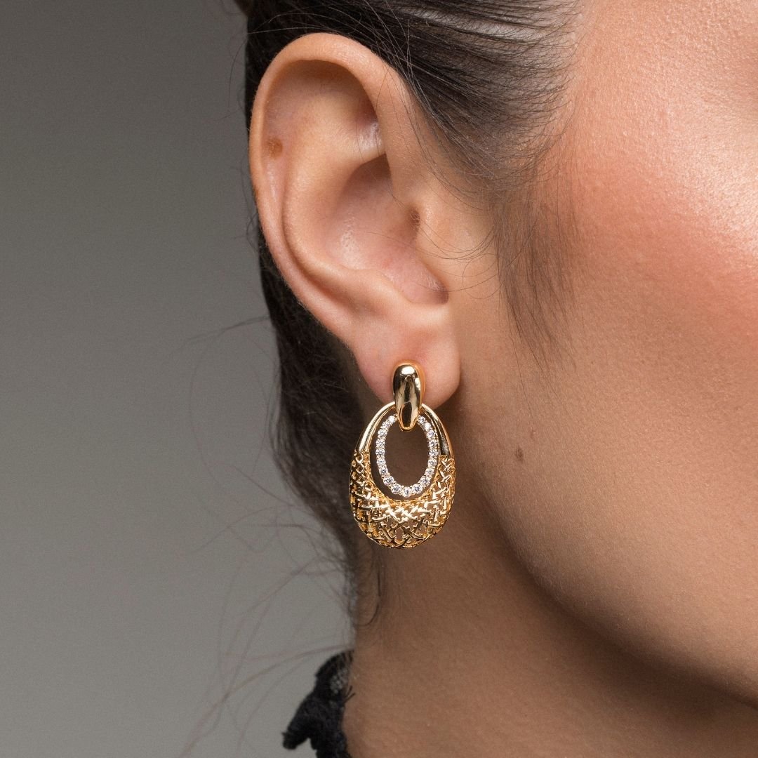 Brinco Singular Gota Vazada Com Microzirconias Banho Ouro 18k