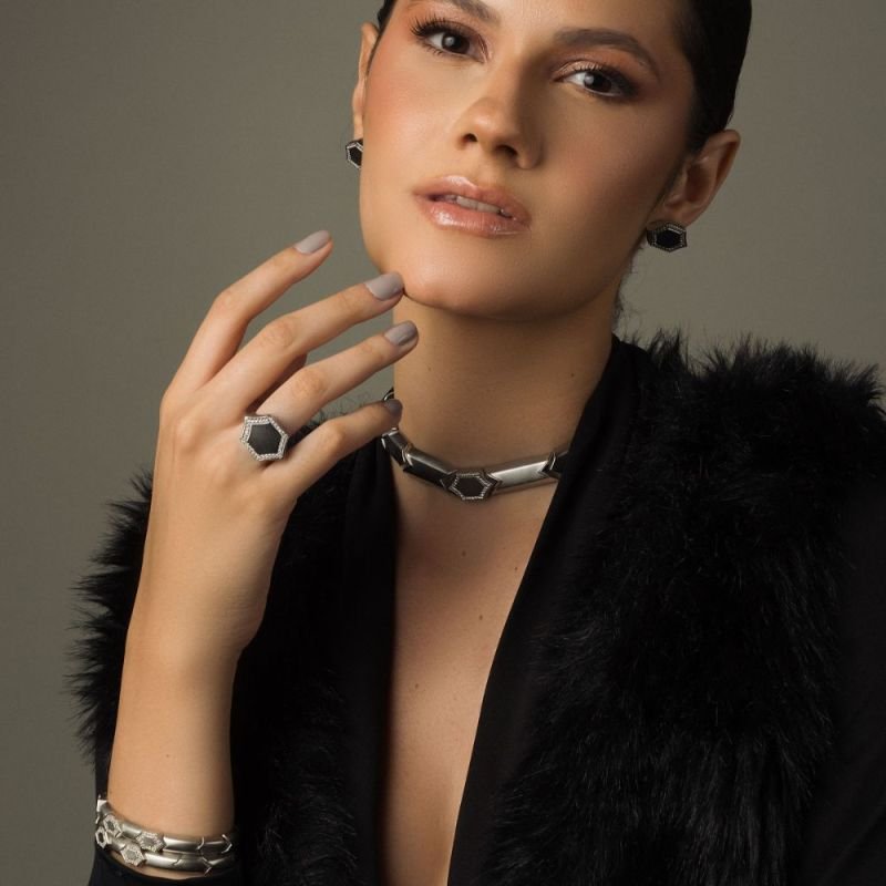 Choker Geometric Hexagonal Acetinado Com Zirconias Banho Diamante